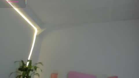 Hanna Williams  online show from February 4, 2026, 9:42 pm