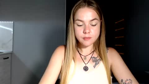 happy_fox_ online show from June 25, 2026, 10:25 pm