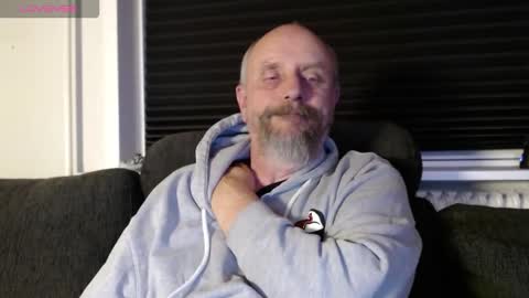 Snapshot of hardmrlazy chatting on October 9, 2025, 7:01 pm MrLazy online show from October 9, 2025, 7:01 pm