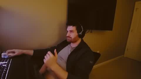 Snapshot of hardswtch chatting on December 15, 2024, 4:07 am Tom online show from December 15, 2024, 4:07 am