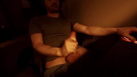 Snapshot of hardswtch chatting on September 26, 2025, 5:44 am Tom online show from September 26, 2025, 5:44 am