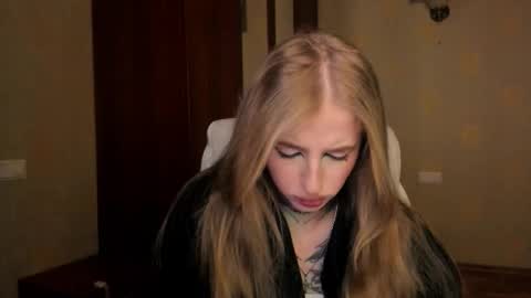 Julia online show from December 16, 2025, 5:12 am