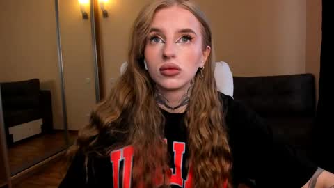 Julia online show from April 19, 2026, 5:07 am