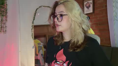 Snapshot of hazelbrownn23 chatting on March 1, 2026, 11:07 pm Hazel Brown online show from March 1, 2026, 11:07 pm