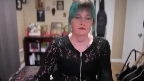 Snapshot of heavensentttt chatting on December 4, 2024, 5:05 am Saoirse online show from December 4, 2024, 5:05 am