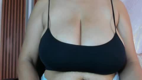 Helena Santos  online show from April 12, 2026, 11:48 am