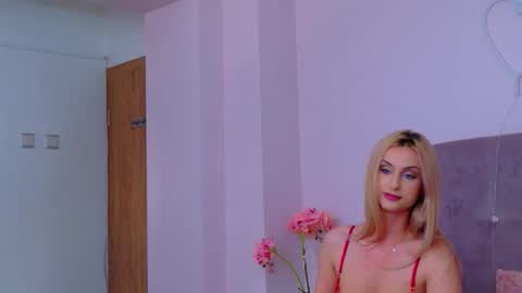 Snapshot of helenceccile chatting on February 20, 2026, 6:37 am Helen online show from February 20, 2026, 6:37 am