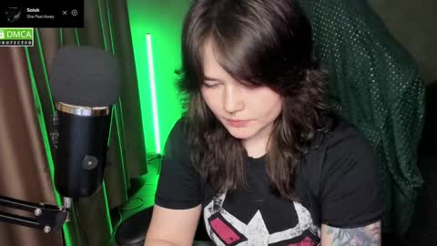 Snapshot of hell_hotline chatting on May 4, 2026, 7:10 pm Red online show from May 4, 2026, 7:10 pm