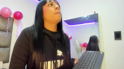 hellen__smith_ online show from November 3, 2025, 3:57 pm