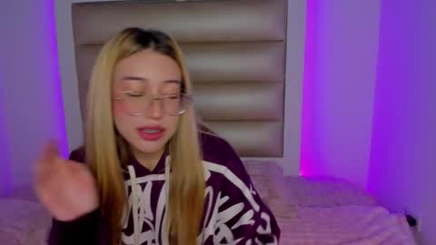 hellen__smith_ online show from February 5, 2026, 7:51 pm