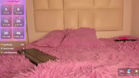 hellen__smith_ online show from February 9, 2026, 4:22 pm