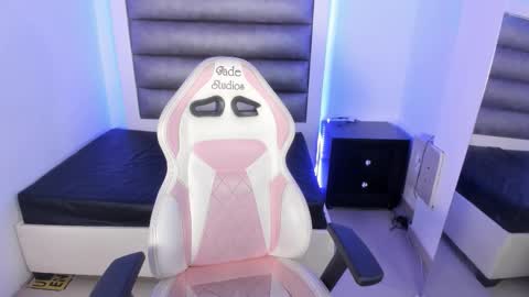 hellen__smith_ online show from February 25, 2026, 5:00 pm