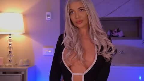 hellenroyy online show from October 26, 2025, 4:29 am