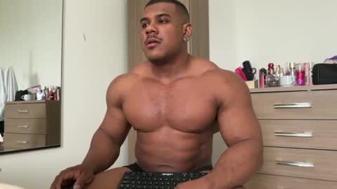 Snapshot of henrimusclee chatting on January 2, 2025, 9:07 pm Henri online show from January 2, 2025, 9:07 pm