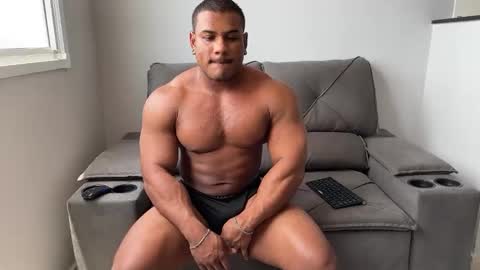 Snapshot of henrimusclee chatting on February 18, 2025, 3:32 pm Henri online show from February 18, 2025, 3:32 pm