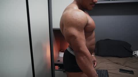 Snapshot of henrimusclee chatting on October 4, 2025, 10:08 pm Henri online show from October 4, 2025, 10:08 pm