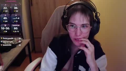 Snapshot of heraluna_ chatting on December 14, 2024, 4:01 am HeraLuna online show from December 14, 2024, 4:01 am