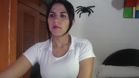 hilaril18 online show from October 21, 2025, 12:00 am