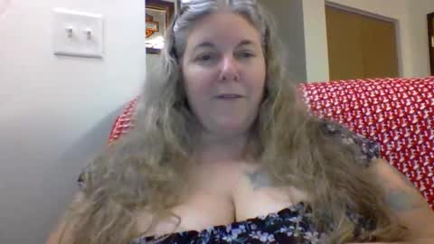 hippysnewhere online show from June 9, 2026, 11:49 pm