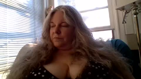 hippysnewhere online show from June 21, 2026, 10:18 am