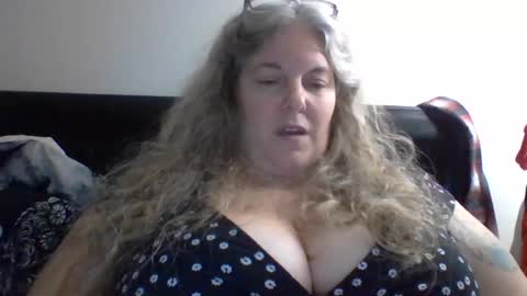 hippysnewhere online show from July 12, 2026, 5:31 am