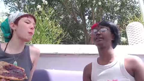  Vivi  online show from April 22, 2026, 5:58 pm