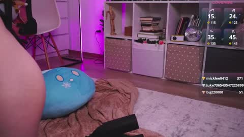 Snapshot of holliwould_ chatting on December 7, 2024, 6:48 pm Holli online show from December 7, 2024, 6:48 pm