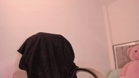 holly_16 online show from May 12, 2026, 11:13 pm