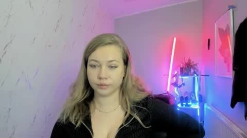 Holly online show from November 21, 2025, 9:46 pm