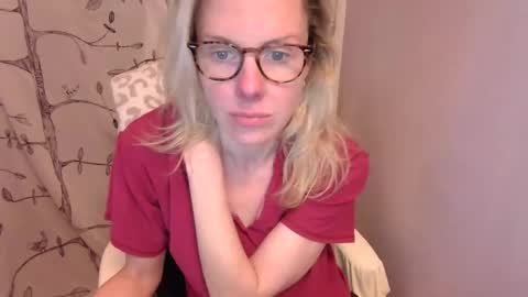 holly_bourbon online show from April 28, 2026, 1:26 am