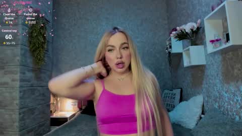 Snapshot of holly_molly8 chatting on October 21, 2025, 8:31 pm holly_molly8 online show from October 21, 2025, 8:31 pm