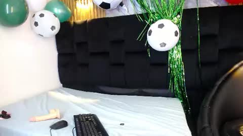 Snapshot of holly_watson_ chatting on June 20, 2026, 4:59 am Holly Wastson online show from June 20, 2026, 4:59 am