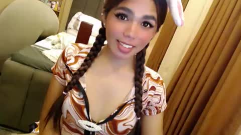 Snapshot of holy_molly1 chatting on June 3, 2026, 4:23 pm holy_molly1 online show from June 3, 2026, 4:23 pm