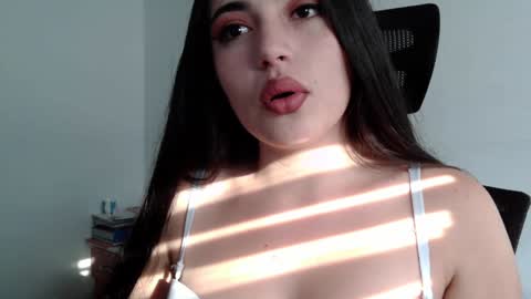Snapshot of honey_aynur chatting on January 17, 2025, 9:50 pm Honey Aynu online show from January 17, 2025, 9:50 pm