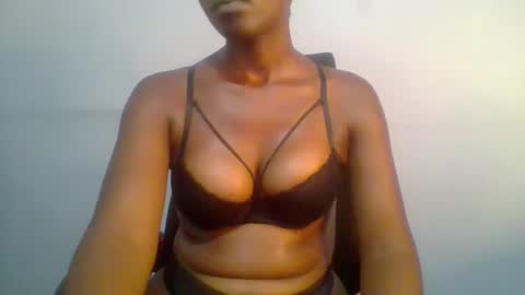 honey_beb online show from February 19, 2025, 4:22 pm