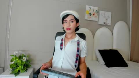 Snapshot of honey_hex_ chatting on May 12, 2026, 7:44 pm honey_hex_ online show from May 12, 2026, 7:44 pm