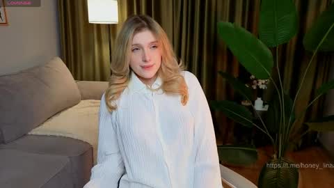 Lina online show from April 15, 2026, 7:21 pm