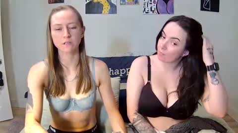 HoneyBeeXx69 online show from June 3, 2026, 12:24 am