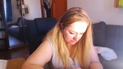 Snapshot of honeydewmolly chatting on December 3, 2025, 12:36 pm HoneydewMolly online show from December 3, 2025, 12:36 pm