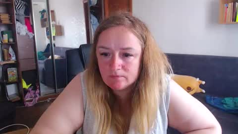 Snapshot of honeydewmolly chatting on April 2, 2026, 12:03 pm HoneydewMolly online show from April 2, 2026, 12:03 pm