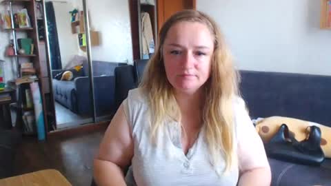Snapshot of honeydewmolly chatting on July 1, 2026, 9:11 am HoneydewMolly online show from July 1, 2026, 9:11 am
