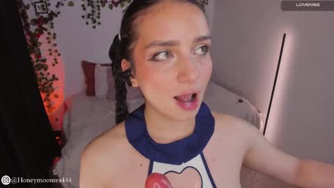 Snapshot of honeymoontea chatting on February 25, 2025, 11:44 pm       online show from February 25, 2025, 11:44 pm