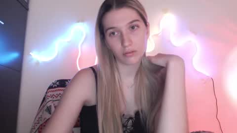 honeyveil online show from March 25, 2026, 2:34 pm