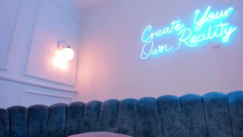 Honey Moon  Help me to reach 100 thumbs up online show from March 3, 2025, 11:03 pm