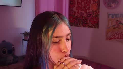 Snapshot of honeyypeaach chatting on December 11, 2024, 10:27 pm    online show from December 11, 2024, 10:27 pm