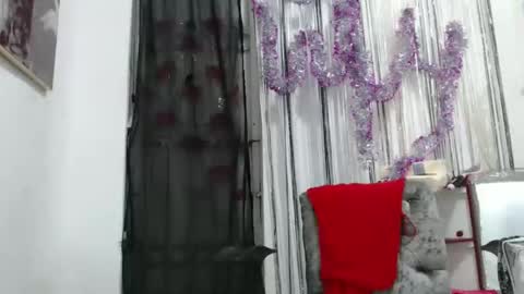 Snapshot of horny_mommy17 chatting on December 16, 2024, 11:50 pm armina online show from December 16, 2024, 11:50 pm