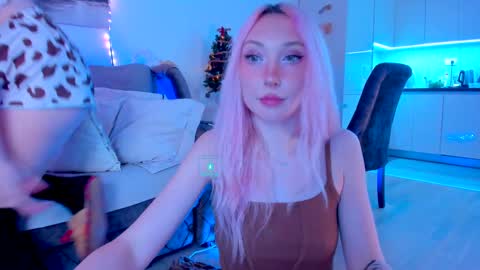 Snapshot of hornybunnys chatting on December 21, 2024, 10:40 pm Alex and Rosie online show from December 21, 2024, 10:40 pm