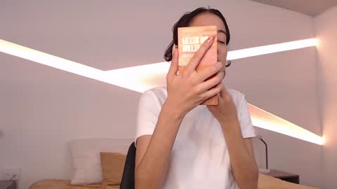 Snapshot of hot_little_bunny chatting on December 5, 2024, 8:33 pm Alana online show from December 5, 2024, 8:33 pm