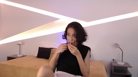 Snapshot of hot_little_bunny chatting on December 21, 2024, 9:15 pm Alana online show from December 21, 2024, 9:15 pm