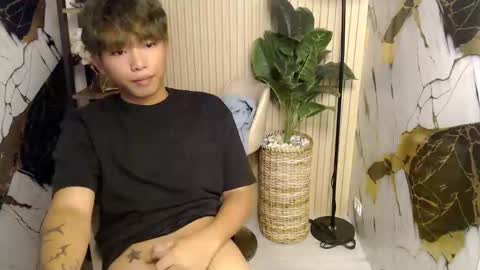 hottestloues online show from May 17, 2026, 2:46 pm